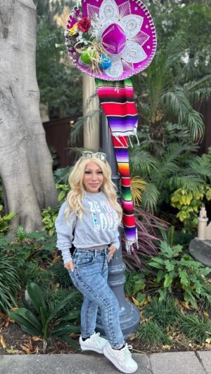 Jasmine Arteaga Sorge Instagram - All I want to do is make the best memories with you boys. My handsome cuties always ask to come to @knottsberryfarm for some fun. We had a blast today, can’t wait to go back ❤️ #mamasboys #summerfun #knottsberryfarm