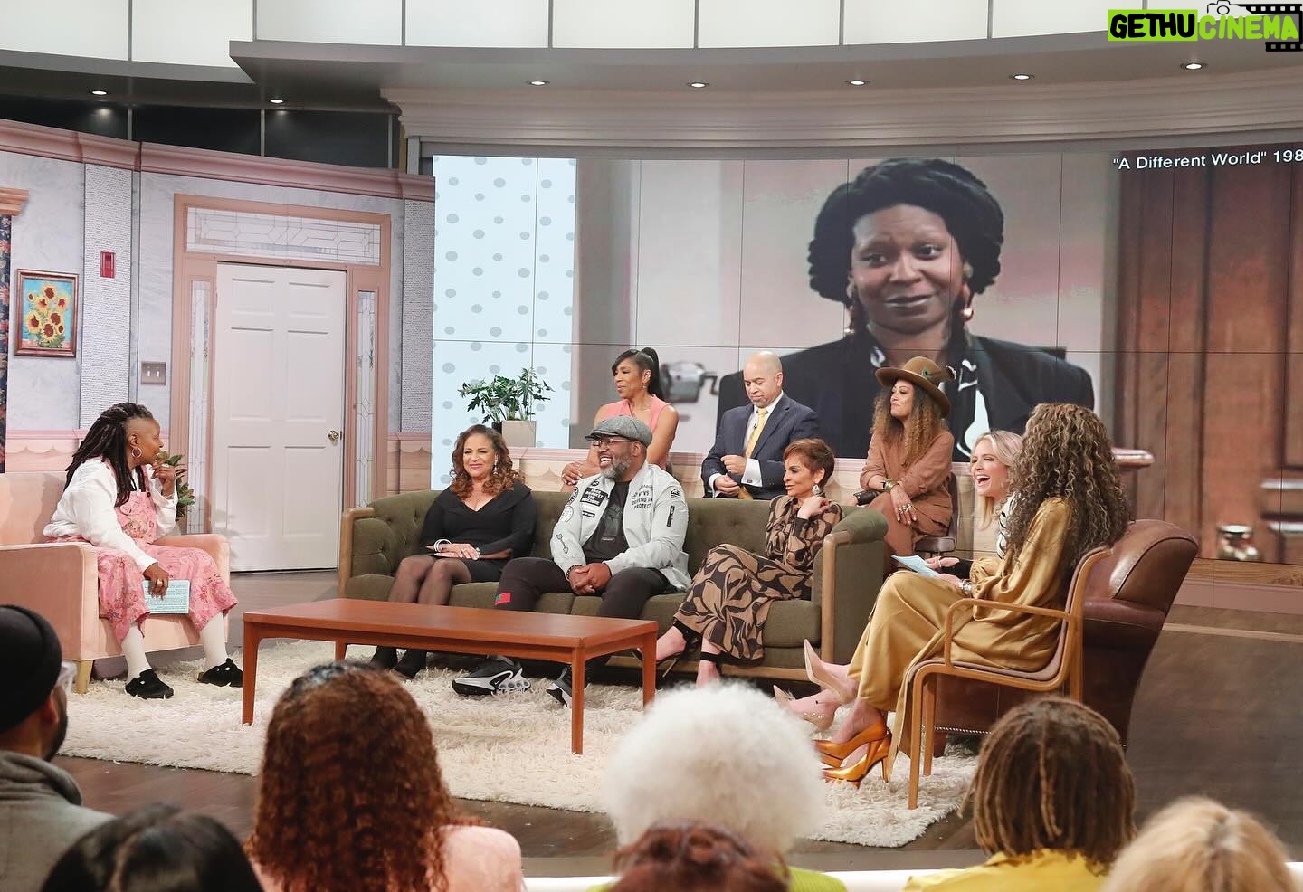 Jasmine Guy Instagram - ‘A Different World’ takes over ‘The View’!✨Thanks to @iamjasmineguy, @kadeem_hardison, @dawnn_lewis, @IAmCreeSummer, @DarrylMBell and @therealdebbieallen for reuniting on our stage — tap the link in bio to watch them look back on the impact of the iconic sitcom 37 years later! 📸: @rkoradioman