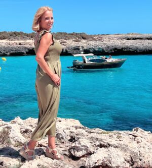 Jasmine Harman Instagram - Wow! The water here is just the most incredible colour! 
I’m back in Menorca for a revisit with some of my previous house hunters. 
Can’t wait to share these memories with you! 

Ps. Do you like my new boat!?!? 😜

@aplaceinthesunofficial #menorca #dreamscometrue #travel