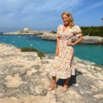 Jasmine Harman Instagram - ☀️New Episode☀️ Today at 4pm on @channel4 I’ll be helping Lisa & Neil find their dream holiday home in Menorca for £250,000! @aplaceinthesunofficial Hands up ✋🏼 in the comments if you’ve visited Menorca? See you at 4 o’clock ☀️ #menorca #holidayhome #newseries #tv #aplaceinthesun