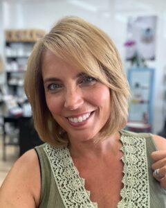 Jasmine Harman Instagram - Some of you know I’ve been struggling with the condition of my hair. Getting it trimmed every month and minimising use of heat styling definitely helps, but it’s still incredibly dry! Any tips for good natural products I can use to get it back to being healthy and lustrous? @thecuttingroomestepona ✂️ #haircare #hairproducts #dryhair