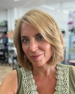 Jasmine Harman Instagram - Some of you know I’ve been struggling with the condition of my hair. Getting it trimmed every month and minimising use of heat styling definitely helps, but it’s still incredibly dry! 

Any tips for good natural products I can use to get it back to being healthy and lustrous? 

@thecuttingroomestepona ✂️ 

#haircare #hairproducts #dryhair