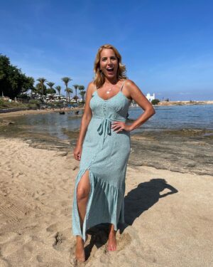 Jasmine Harman Instagram - Today at 3pm on @channel4 I’ll be back in the mother-land, helping Mandy & Rae find their dream retirement home in Eastern Cyprus for £150k. @aplaceinthesunofficial 

What do you think of the value for money I showed them? 

#aPlaceInTheSun #Cyprus #NewHome #Repeat