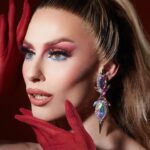 Jasmine Kennedie Instagram - 💋 Take a picture, it’ll last longer 💋 Photos: @ericrichardmagnussen Gloves: @xxtastiexx Hair: @full.fantasy_wigs Earrings: @rubyhymen #portait #jasminekennedie #showgirl #trans #transwoman #rpdr #rupaul #dragrace #photography #rpdr14 #lipsyncassasin #beauty #makeup #blonde