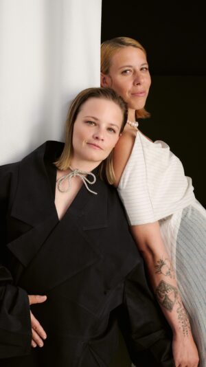 Jasna Fritzi Bauer Instagram - "Wir sind eine Familie, zwei Mütter, Zoe sagt zu uns: 'die eine Mama' und 'die andere Mama'. Oder auch 'die große Mama' und 'die kleine Mama'." @JasnaFritziBauer und @KatharinaZorn_ reden mit @voguegermany erstmals offen über ihre Beziehung und ihr Leben mit ihrer Tochter. Das Interview finden Sie in der aktuellen Juni-Ausgabe und auf VOGUE.de (Link in der Bio).
#voguegermany #voguejune

(Video & Fotos: @lindaleitner; Styling: @peninahamanda; Interview: @miriamamro_; Haare: @goldig; Make-up: @denise_grundmann; Styling-Assistenz: @sophiabogner; Digital Support: @svenja.blobel; Licht-Assistenz: @elaklingler; Visual Editor: @andipandy16; Redaktion: @mariahunstig; mit speziellem Dank an die @juliastoschekfoundation)