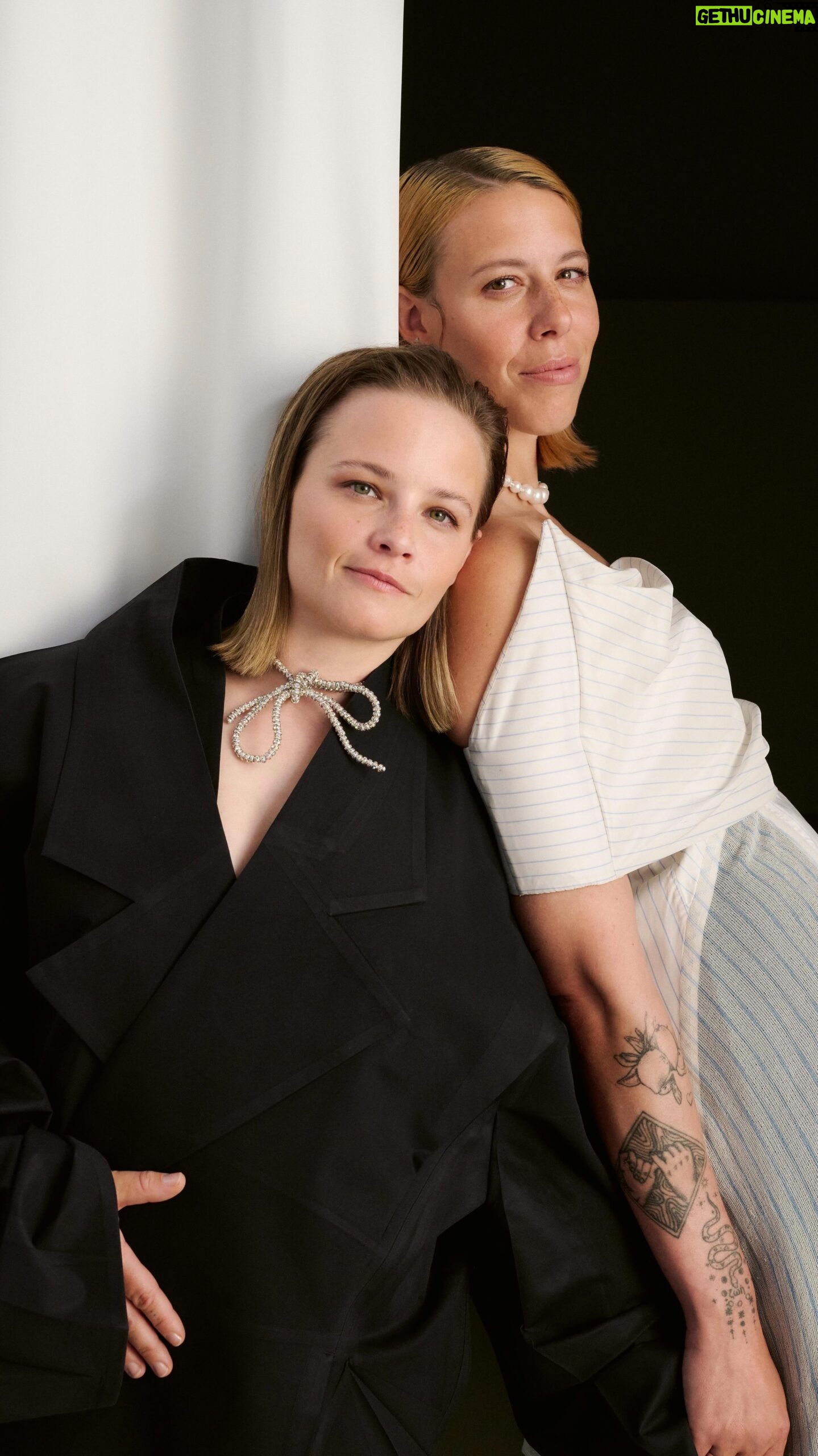 Jasna Fritzi Bauer - 21.3K Likes - "Wir sind eine Familie, zwei Mütter, Zoe sagt zu uns: 'die eine Mama' und 'die andere Mama'. Oder auch 'die große Mama' und 'die kleine Mama'." @JasnaFritziBauer und @KatharinaZorn_ reden mit @voguegermany erstmals offen über ihre Beziehung und ihr Leben mit ihrer Tochter. Das Interview finden Sie in der aktuellen Juni-Ausgabe und auf VOGUE.de (Link in der Bio).
#voguegermany #voguejune
(Video & Fotos: @lindaleitner; Styling: @peninahamanda; Interview: @miriamamro_; Haare: @goldig; Make-up: @denise_grundmann; Styling-Assistenz: @sophiabogner; Digital Support: @svenja.blobel; Licht-Assistenz: @elaklingler; Visual Editor: @andipandy16; Redaktion: @mariahunstig; mit speziellem Dank an die @juliastoschekfoundation)
