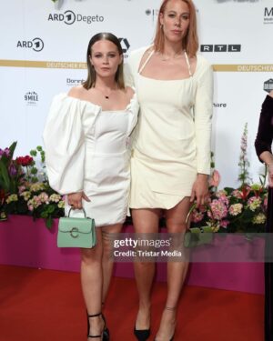 Jasna Fritzi Bauer Instagram - Freitag war wild. Was für ein wundervoller, lehrreicher, schöner und emotionaler Abend beim deutschen @filmpreis. Herzlichen Glückwunsch an alle Gewinner:innen. Es war so schön soviel Freude in Euren Gesichtern zu sehen. Danke an meine wundervollen Moderationskollegen und die Künstlerische Leitung sowie dem gesamten Team hinter der Bühne und Kamera. Das hat so wahnsinnig viel Spass gemacht. Danke an mein Glam @vivienmangin, du bist die Beste ❤️. Und Danke an @cartier für den schönen Schmuck. Outfit @jacquemus. ✊🏻❤️
.
.
.
.
.
.
#deutscherfilmpreis #germanfilmaward #filmakademie #lola #berlin #germany