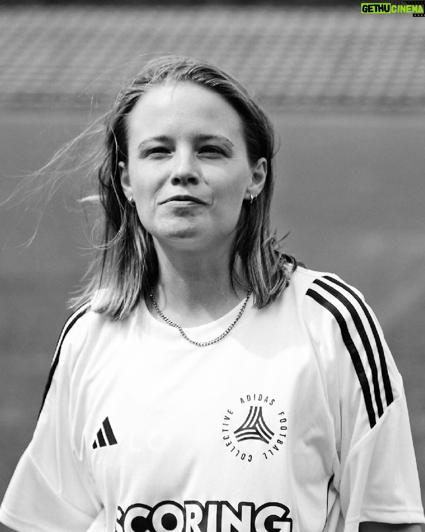 Jasna Fritzi Bauer - 1.5K Likes - Danke noch einmal für dieses unglaublich schöne Turnier am letzten Samstag für und mit den @hawar.scoringgirls. Danke @tugbatekkal für deinen unermüdlichen Einsatz. Das gilt natürlich auch für alle anderen Tekkals und das ganze Team von @hawar.help. Danke das ihr die Welt besser macht und wir Seite an Seite gemeinsam für unsere Werte einstehen. ❤️ #tekkalmagic #scoringgirls
Bilder: @menschundlicht / HAWAR.help/lukandsimon