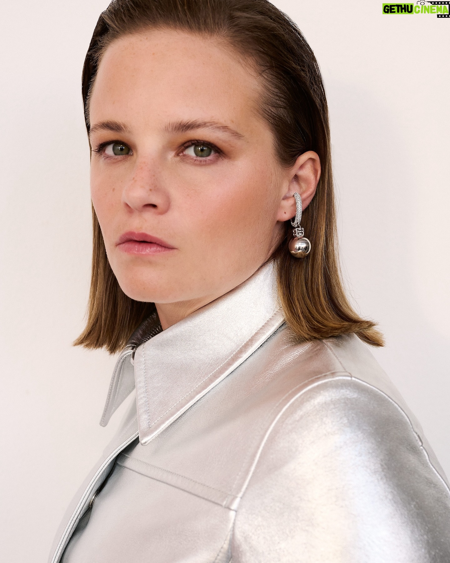 Jasna Fritzi Bauer - 23.2K Likes - Jahrelang hielten die Schauspielerin @JasnaFritziBauer und die Künstlerin @KatharinaZorn_ ihre Beziehung und ihr Leben mit ihrer Tochter geheim. Damit ist jetzt Schluss – mit @voguegermany sprachen sie erstmals öffentlich über ihr Familienleben. Das Interview finden Sie in der aktuellen Juni-Ausgabe und auf VOGUE.de (Link in der Bio).
#voguegermany #voguejune
(Fotos: @lindaleitner; Styling: @peninahamanda; Interview: @miriamamro_; Haare: @goldig; Make-up: @denise_grundmann; Styling-Assistenz: @sophiabogner; Digital Support: @svenja.blobel; Licht-Assistenz: @elaklingler; Visual Editor: @andipandy16; Redaktion: @mariahunstig; mit speziellem Dank an die @juliastoschekfoundation)