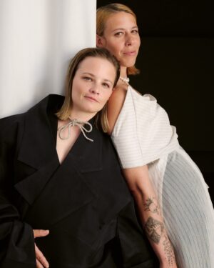 Jasna Fritzi Bauer Instagram - Jahrelang hielten die Schauspielerin @JasnaFritziBauer und die Künstlerin @KatharinaZorn_ ihre Beziehung und ihr Leben mit ihrer Tochter geheim. Damit ist jetzt Schluss – mit @voguegermany sprachen sie erstmals öf­fentlich über ihr Familienleben. Das Interview finden Sie in der aktuellen Juni-Ausgabe und auf VOGUE.de (Link in der Bio).
#voguegermany #voguejune

(Fotos: @lindaleitner; Styling: @peninahamanda; Interview: @miriamamro_; Haare: @goldig; Make-up: @denise_grundmann; Styling-Assistenz: @sophiabogner; Digital Support: @svenja.blobel; Licht-Assistenz: @elaklingler; Visual Editor: @andipandy16; Redaktion: @mariahunstig; mit speziellem Dank an die @juliastoschekfoundation)