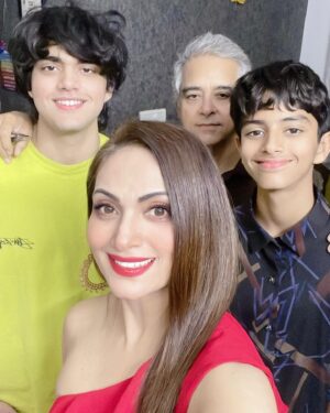 Jaswinder Gardner Instagram - May you have the GLADNESS of CHRISTMAS which is HOPE 🌟
The SPIRIT of CHRISTMAS 
which is PEACE ✌️ 
the HEART of CHRISTMAS 
which is LOVE ❤️ 
MERRY CHRISTMAS FROM OURS TO  YOURS 🎄❤️👼
.
.
.
#merrychristmas #jesus #oursaviour #jesusbirthday #celebration #christmastree #christmastime #familycelebration #love #hope #peace #jaswindergardner #gardners @frankgardner14 @jordann_gardner @00ethan_