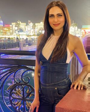 Jaswinder Gardner Instagram - Life is so much simpler when you stop explaining yourself to people and just do what works for you.. 🌸
.
.
.
.
#jaswindergardner #actor #actorslife #travel #travelpics #dubai #traveldairies #theglobalvillage