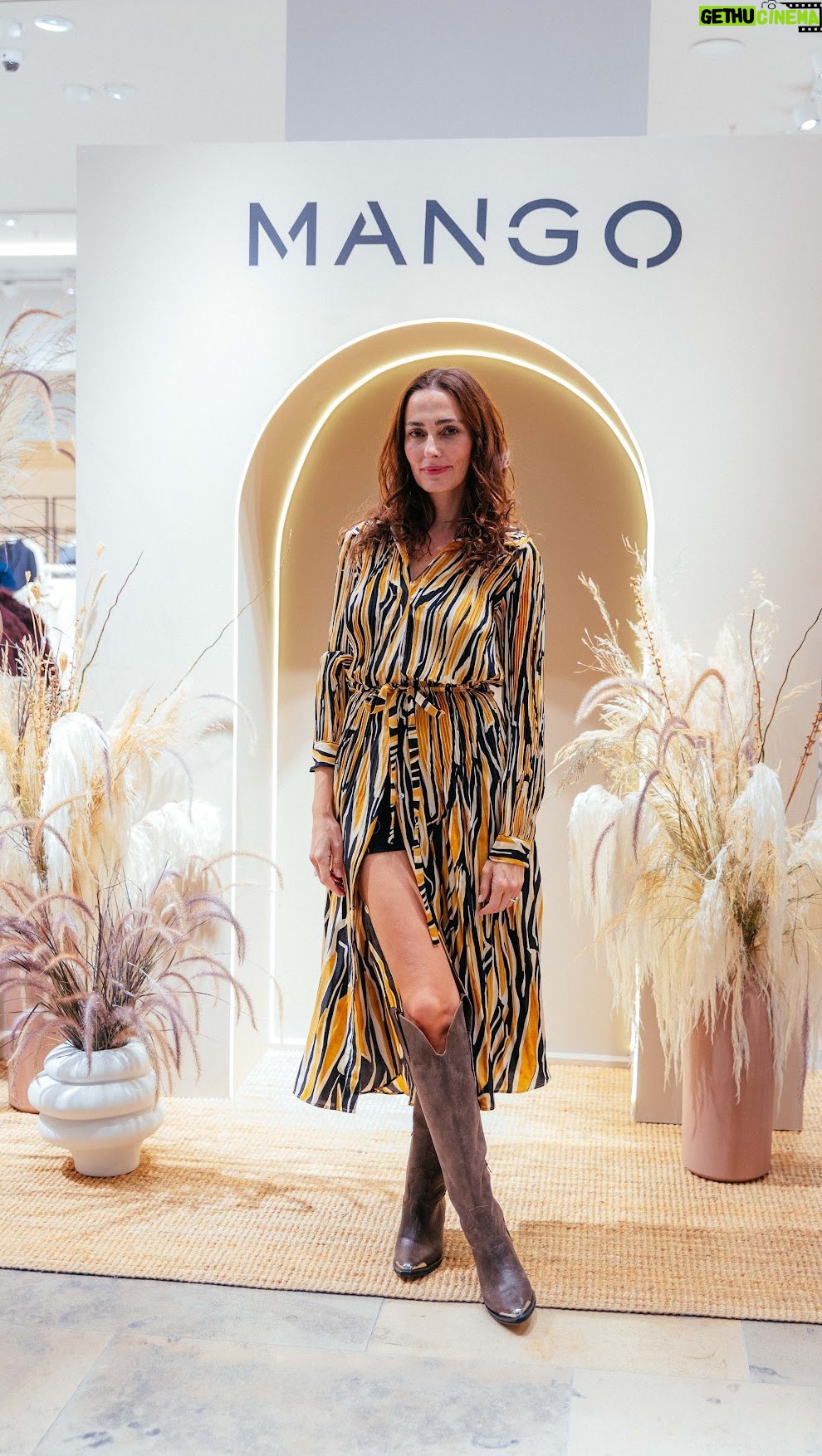 Javiera Díaz de Valdés Instagram - VLOG MANGO del Miércoles pasado preparándome para la reapertura de la tienda Mango en Alto las Condes @falabella_cl 🥭 ¡Preciosa colección!