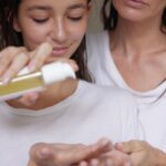 Javiera Díaz de Valdés Instagram - MADRE @rosamackenna para @libra_skincare @carlosortegaphoto @maria_paz_urra_ @pilaralemparte_diseno #eligelocal #skincare