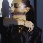 Javiera Díaz de Valdés Instagram - El otro día conocí la nueva colección de @tousjewelry #tousmanifesto la unión de la T y la O, por los apellidos de la pareja de fundadores de la marca Salvador TOUS y Rosa Oriol quienes siguen juntos hasta ahora. Preciosa colección con mucho sentido de la #union. Gracias a @thecollectivecl y @galerialasala 🧸 El blazer-vestido que me puse es de la marca #local @neutro_official también nueva colección de Otoño Invierno. Las joyas @tousjewelry por supuesto. Mi piel @libra_skincare Me maquillé natural con @okwu_chile