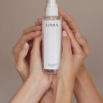 Javiera Díaz de Valdés Instagram - MADRE @rosamackenna para @libra_skincare @carlosortegaphoto @maria_paz_urra_ @pilaralemparte_diseno #eligelocal #skincare