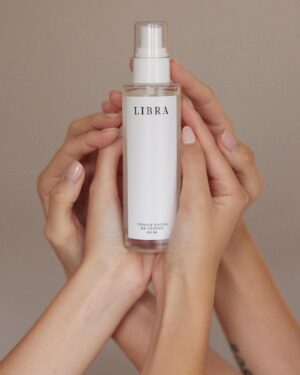Javiera Díaz de Valdés Instagram - MADRE @rosamackenna para @libra_skincare 
@carlosortegaphoto @maria_paz_urra_ @pilaralemparte_diseno 

#eligelocal #skincare