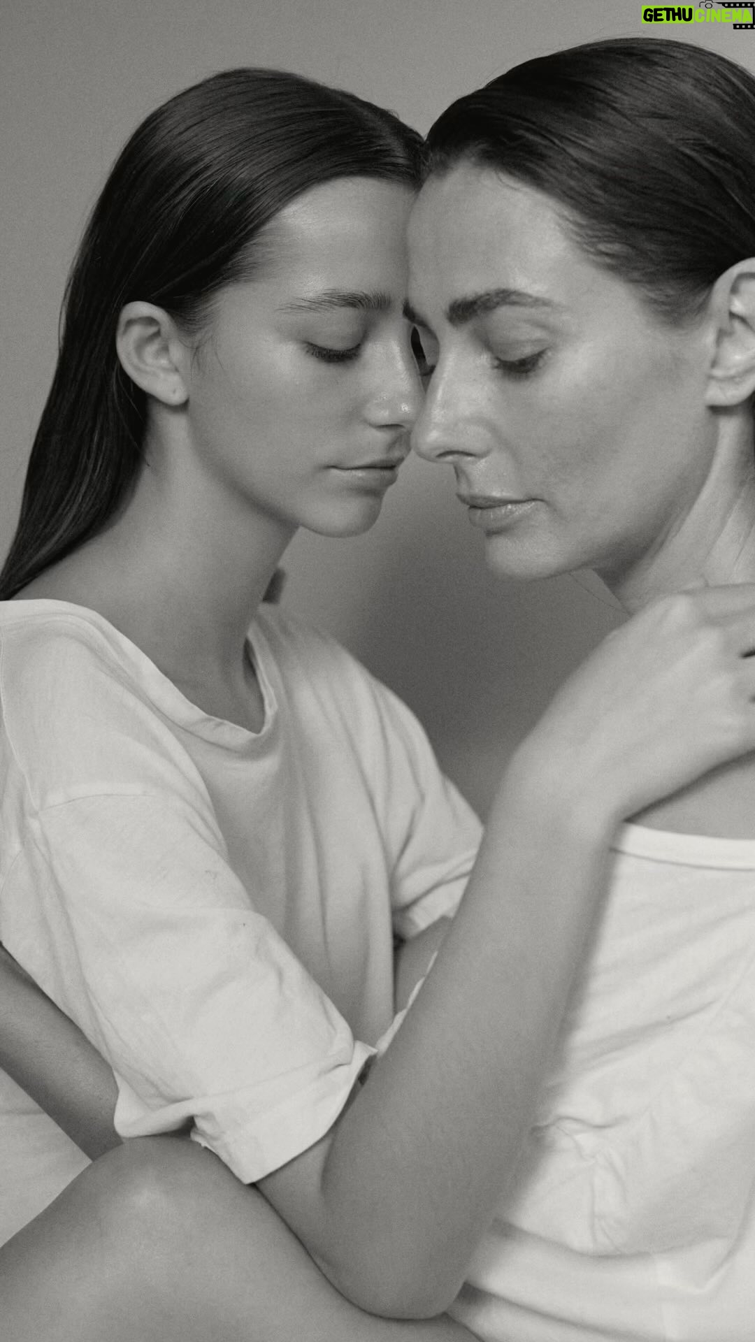Javiera Díaz de Valdés Instagram - LIBRA cree que la maternidad no solo se ejerce en la creación de un ser humano. Nutrir, atender y cuidar a otro ser también son formas de maternar. Emprender es una manera de maternidad y crear es una forma de gestación. Cuidar a otro ser es una forma de nutrición. La maternidad también se ejerce al cuidarnos a nosotros mismos, nutrirnos y tomar decisiones diarias que nos protejan y guíen hacia una mejor calidad de vida. La tierra es nuestra madre, a la que le debemos la vida y a la que debemos honrar y agradecer cuidándola. El cuidado al prójimo y el autocuidado son formas de ser MADRE. La madre nos ha cuidado y ha llegado el momento de retribuir. Llena a tu madre de alegría con LIBRA. Foto y video @carlosortegaphoto Pelo y piel @maria_paz_urra_ Diseño @pilaralemparte_diseno Madre e hija @javdiazdevaldes y @rosamackenna #libraskincare #díadelamadre #madre #regalalocal #regalaautocuidado