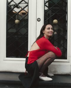 Javiera Díaz de Valdés Instagram - Salir a comprar el pan 🥖 vestida de la última colección otoño invierno @lamartic_ / maquillada y peinada por @maria_paz_urra_ / estilismo @santo_herrera_ / fotografiada por @martinasshoots y unos zapatos @athar.oficial ♥️ mi piel preparada siempre con @libra_skincare