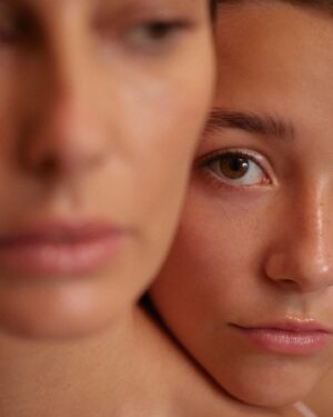 Javiera Díaz de Valdés Instagram - @rosamackenna y yo para MADRE de @libra_skincare 
Fotos @carlosortegaphoto 
Pelo y piel @maria_paz_urra_