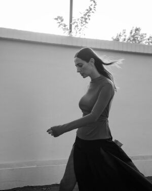 Javiera Díaz de Valdés Instagram - Salir a comprar el pan 🥖 vestida de la última colección otoño invierno  @lamartic_ / maquillada y peinada por @maria_paz_urra_ / estilismo @santo_herrera_ / fotografiada por @martinasshoots y unos zapatos @athar.oficial ♥️ mi piel preparada siempre con @libra_skincare