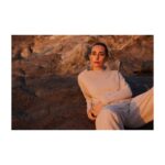 Javiera Díaz de Valdés Instagram - Paseo a la playa en Otoño junto a @pas_denom @carlosortegaphoto @maria_paz_urra_ @andisiente #diseñolocal #emprendimientofemenino #eligelocal @libra_skincare siempre.