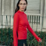 Javiera Díaz de Valdés Instagram - Salir a comprar el pan 🥖 vestida de la última colección otoño invierno @lamartic_ / maquillada y peinada por @maria_paz_urra_ / estilismo @santo_herrera_ / fotografiada por @martinasshoots y unos zapatos @athar.oficial ♥️ mi piel preparada siempre con @libra_skincare