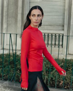 Javiera Díaz de Valdés Instagram - Salir a comprar el pan 🥖 vestida de la última colección otoño invierno  @lamartic_ / maquillada y peinada por @maria_paz_urra_ / estilismo @santo_herrera_ / fotografiada por @martinasshoots y unos zapatos @athar.oficial ♥️ mi piel preparada siempre con @libra_skincare