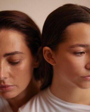 Javiera Díaz de Valdés Instagram - @rosamackenna y yo para MADRE de @libra_skincare 
Fotos @carlosortegaphoto 
Pelo y piel @maria_paz_urra_