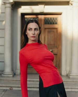 Javiera Díaz de Valdés Instagram - Salir a comprar el pan 🥖 vestida de la última colección otoño invierno  @lamartic_ / maquillada y peinada por @maria_paz_urra_ / estilismo @santo_herrera_ / fotografiada por @martinasshoots y unos zapatos @athar.oficial ♥️ mi piel preparada siempre con @libra_skincare