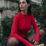 Javiera Díaz de Valdés Instagram - Salir a comprar el pan 🥖 vestida de la última colección otoño invierno @lamartic_ / maquillada y peinada por @maria_paz_urra_ / estilismo @santo_herrera_ / fotografiada por @martinasshoots y unos zapatos @athar.oficial ♥️ mi piel preparada siempre con @libra_skincare