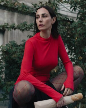 Javiera Díaz de Valdés Instagram - Salir a comprar el pan 🥖 vestida de la última colección otoño invierno  @lamartic_ / maquillada y peinada por @maria_paz_urra_ / estilismo @santo_herrera_ / fotografiada por @martinasshoots y unos zapatos @athar.oficial ♥️ mi piel preparada siempre con @libra_skincare