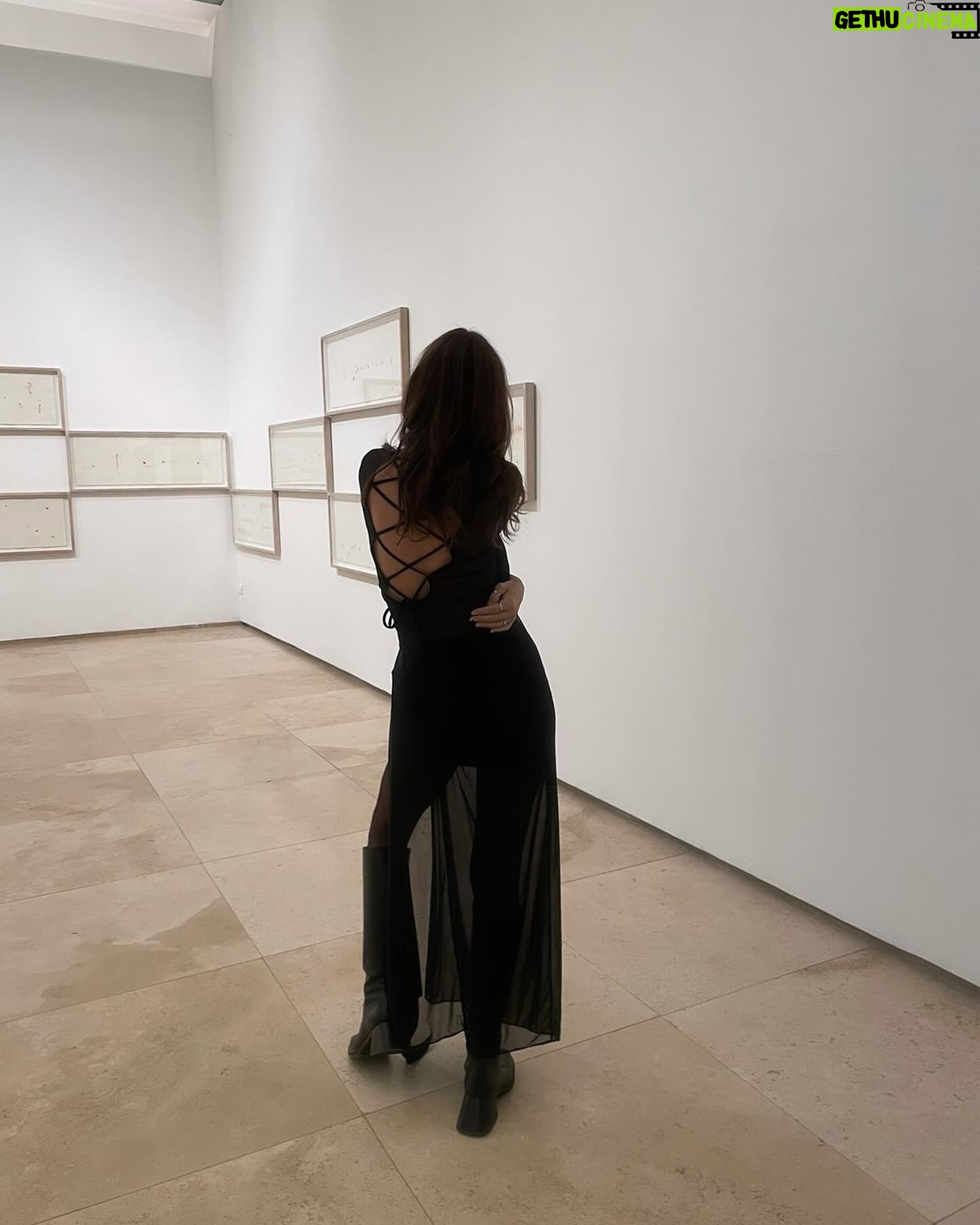Javiera Díaz de Valdés Instagram - No se pierdan el talento de @lorenzabas.brand diseñadora de vestuario. Tiene una colección preciosa y moderna, exquisita y para distintas ocasiones. Ayer en lo de @mubilat #ascensoycaidajohngaliano en @galeriapatriciaready #lofficielmeets