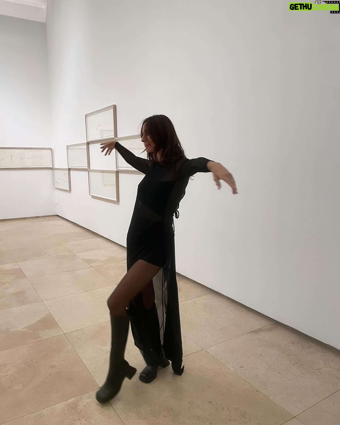 Javiera Díaz de Valdés Instagram - No se pierdan el talento de @lorenzabas.brand diseñadora de vestuario. Tiene una colección preciosa y moderna, exquisita y para distintas ocasiones. Ayer en lo de @mubilat #ascensoycaidajohngaliano en @galeriapatriciaready #lofficielmeets