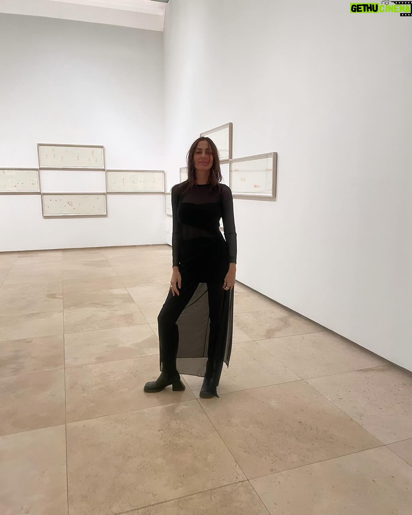 Javiera Díaz de Valdés Instagram - No se pierdan el talento de @lorenzabas.brand diseñadora de vestuario. Tiene una colección preciosa y moderna, exquisita y para distintas ocasiones. Ayer en lo de @mubilat #ascensoycaidajohngaliano en @galeriapatriciaready #lofficielmeets