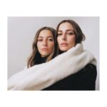 Javiera Díaz de Valdés Instagram - Dejo aquí resumen análogo de lo que fue la linda experiencia con mi hija @rosamackenna para @falabella_cl #díadelamdre Gracias al equipo de lujo, quedamos felices con el precioso resultado. ♥️ Producción @rose_estudio Fotos @tomas_reid Maquillaje y pelo @aledelsante Vestuario @pau_poblet_