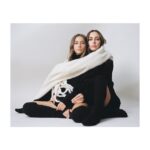 Javiera Díaz de Valdés Instagram - Dejo aquí resumen análogo de lo que fue la linda experiencia con mi hija @rosamackenna para @falabella_cl #díadelamdre Gracias al equipo de lujo, quedamos felices con el precioso resultado. ♥️ Producción @rose_estudio Fotos @tomas_reid Maquillaje y pelo @aledelsante Vestuario @pau_poblet_