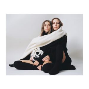 Javiera Díaz de Valdés Instagram - Dejo aquí resumen análogo de lo que fue la linda experiencia con mi hija @rosamackenna para @falabella_cl #díadelamdre 

Gracias al equipo de lujo, quedamos felices con el precioso resultado. ♥️

Producción @rose_estudio 
Fotos @tomas_reid 
Maquillaje y pelo @aledelsante 
Vestuario @pau_poblet_