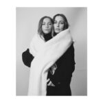 Javiera Díaz de Valdés Instagram - Dejo aquí resumen análogo de lo que fue la linda experiencia con mi hija @rosamackenna para @falabella_cl #díadelamdre Gracias al equipo de lujo, quedamos felices con el precioso resultado. ♥️ Producción @rose_estudio Fotos @tomas_reid Maquillaje y pelo @aledelsante Vestuario @pau_poblet_