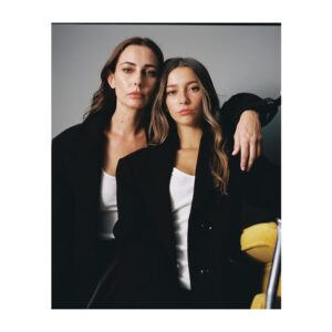 Javiera Díaz de Valdés Instagram - Dejo aquí resumen análogo de lo que fue la linda experiencia con mi hija @rosamackenna para @falabella_cl #díadelamdre 

Gracias al equipo de lujo, quedamos felices con el precioso resultado. ♥️

Producción @rose_estudio 
Fotos @tomas_reid 
Maquillaje y pelo @aledelsante 
Vestuario @pau_poblet_