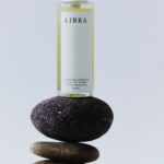 Javiera Díaz de Valdés Instagram - Les presento el primer paso de mi rutina minimalista @libra_skincare Aceite de limpieza facial de avena y rosa mosqueta. Una sedosa mezcla de aceites nutritivos de origen vegetal que limpian suavemente tu rostro. Su original formula que pasa de aceite a leche al contacto con el agua, disuelve y limpia fácilmente las impurezas de la delicada piel del rostro. El aceite de avena es perfecto anti acné. No es comedogénico, reduce puntos negros y otras lesiones de la piel, especial para las pieles sensibles. El aceite de rosa mosqueta es un súper antioxidante, con omega 6, omega 3 y vitaminas A, C Y E. Combate la aparición de arrugas y reduce las manchas. Deja la piel tersa y luminosa. #emprendimientofemenino #local #natural #minimalskincare #antiage #antiacné #pielsensible #limpiezafacial