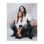 Javiera Díaz de Valdés Instagram - Dejo aquí resumen análogo de lo que fue la linda experiencia con mi hija @rosamackenna para @falabella_cl #díadelamdre Gracias al equipo de lujo, quedamos felices con el precioso resultado. ♥️ Producción @rose_estudio Fotos @tomas_reid Maquillaje y pelo @aledelsante Vestuario @pau_poblet_