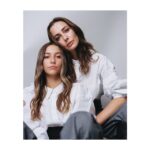 Javiera Díaz de Valdés Instagram - Dejo aquí resumen análogo de lo que fue la linda experiencia con mi hija @rosamackenna para @falabella_cl #díadelamdre Gracias al equipo de lujo, quedamos felices con el precioso resultado. ♥️ Producción @rose_estudio Fotos @tomas_reid Maquillaje y pelo @aledelsante Vestuario @pau_poblet_