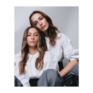 Javiera Díaz de Valdés Instagram - Dejo aquí resumen análogo de lo que fue la linda experiencia con mi hija @rosamackenna para @falabella_cl #díadelamdre 

Gracias al equipo de lujo, quedamos felices con el precioso resultado. ♥️

Producción @rose_estudio 
Fotos @tomas_reid 
Maquillaje y pelo @aledelsante 
Vestuario @pau_poblet_