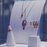 Javiera Díaz de Valdés Instagram - El otro día conocí la nueva colección de @tousjewelry #tousmanifesto la unión de la T y la O, por los apellidos de la pareja de fundadores de la marca Salvador TOUS y Rosa Oriol quienes siguen juntos hasta ahora. Preciosa colección con mucho sentido de la #union. Gracias a @thecollectivecl y @galerialasala 🧸 El blazer-vestido que me puse es de la marca #local @neutro_official también nueva colección de Otoño Invierno. Las joyas @tousjewelry por supuesto. Mi piel @libra_skincare Me maquillé natural con @okwu_chile