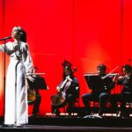 Javiera Mena Instagram – Aún no aterrizo de estos momentos. Gracias por estar 💕🎻

📸 @fotogalvez