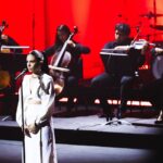 Javiera Mena Instagram – Aún no aterrizo de estos momentos. Gracias por estar 💕🎻

📸 @fotogalvez