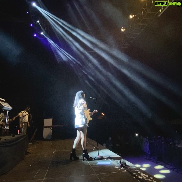 Javiera Mena Instagram - Que hermoso terminar el año con ustedes en Valparaíso 💎 Se viene también un show hermoso este 7 de Enero en @blondieclubcl y nuevas fechas pronto, así que atentes! 🌃🍸❤️