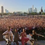 Javiera Mena Instagram - ¡Gracias Buenos Aires! ¡Gracias @primaverasoundbuenosaires! Esta vez una NOCTURNA bajo el dorado☀️ ¡Les confieso me quede re manija por tocar más canciones! 😮‍💨 por eso mismo seguro que volveremos muy pronto!! Les quiero mucho hermanas, y me quedo unos días más aquí disfrutando de cómo brilla el aire 🌬 forever suya 🌹 Javi 🍸🌃