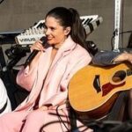 Javiera Mena Instagram - ¡Gracias Buenos Aires! ¡Gracias @primaverasoundbuenosaires! Esta vez una NOCTURNA bajo el dorado☀️ ¡Les confieso me quede re manija por tocar más canciones! 😮‍💨 por eso mismo seguro que volveremos muy pronto!! Les quiero mucho hermanas, y me quedo unos días más aquí disfrutando de cómo brilla el aire 🌬 forever suya 🌹 Javi 🍸🌃